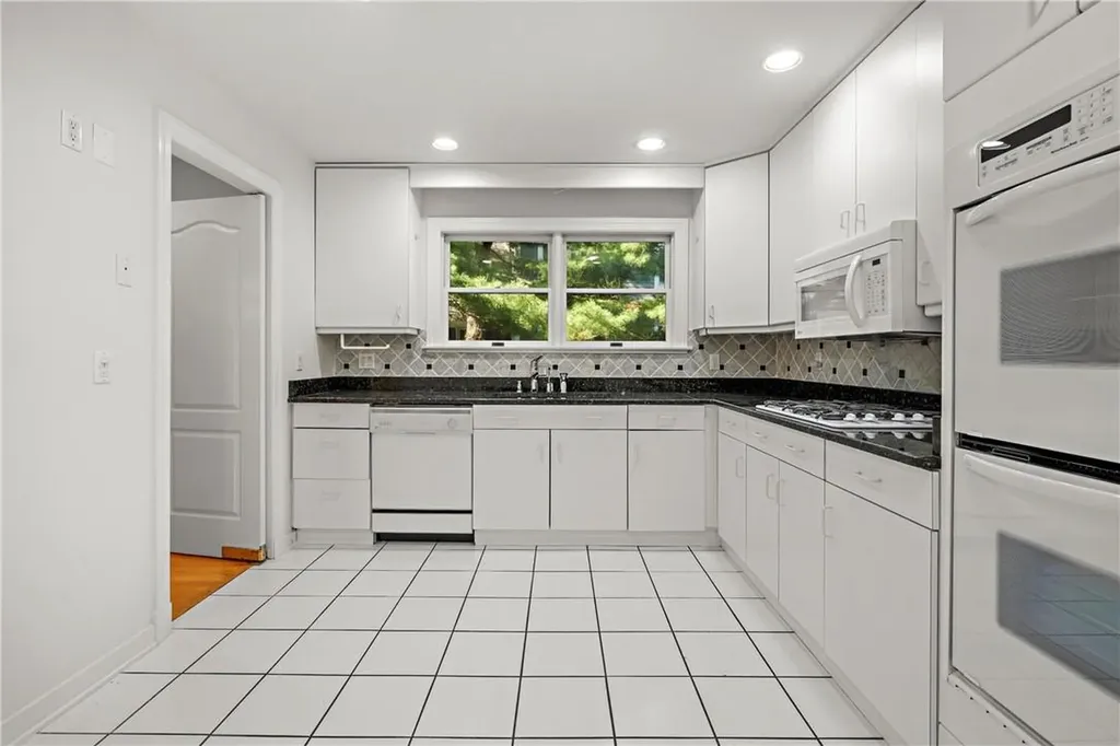 48 Wyndham Close White Plains NY 10605