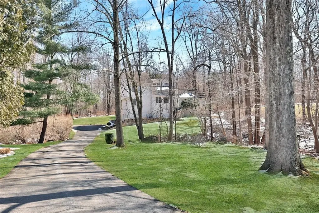 105 Deerfield Lane N Pleasantville NY 10570