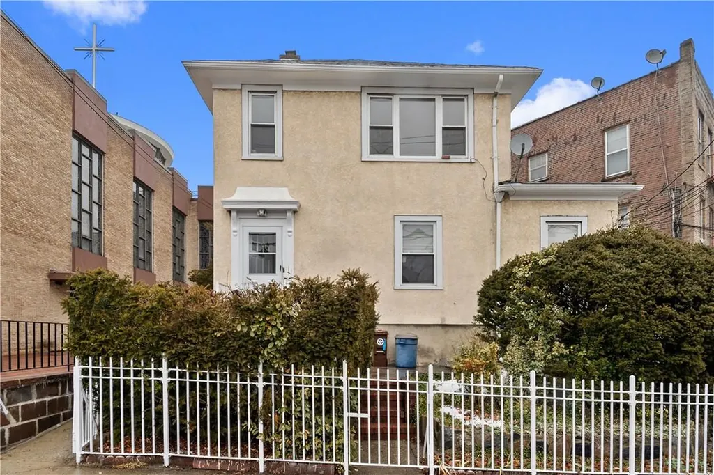 769 E 236th Street Bronx NY 10466