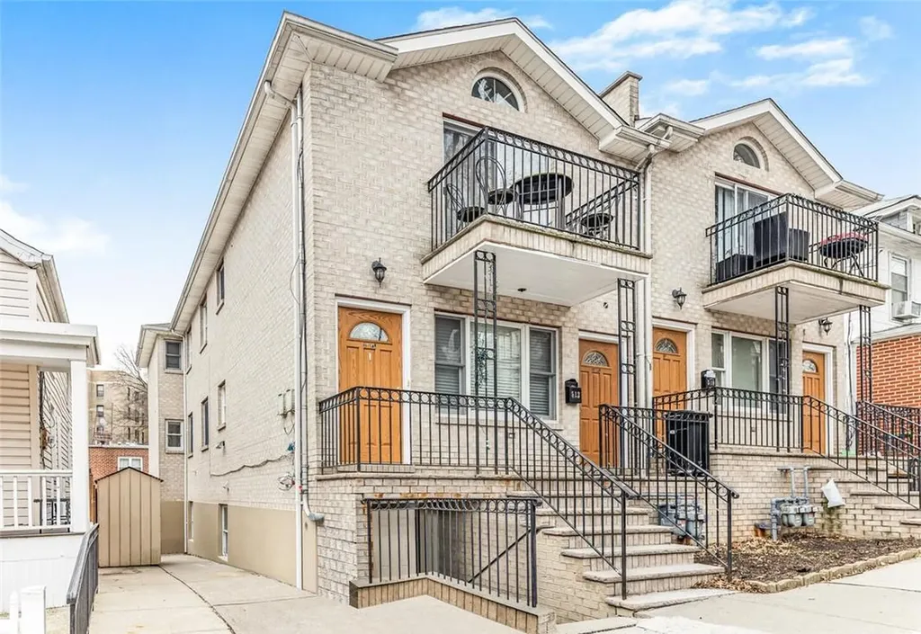 512 E 235th Street Bronx NY 10470