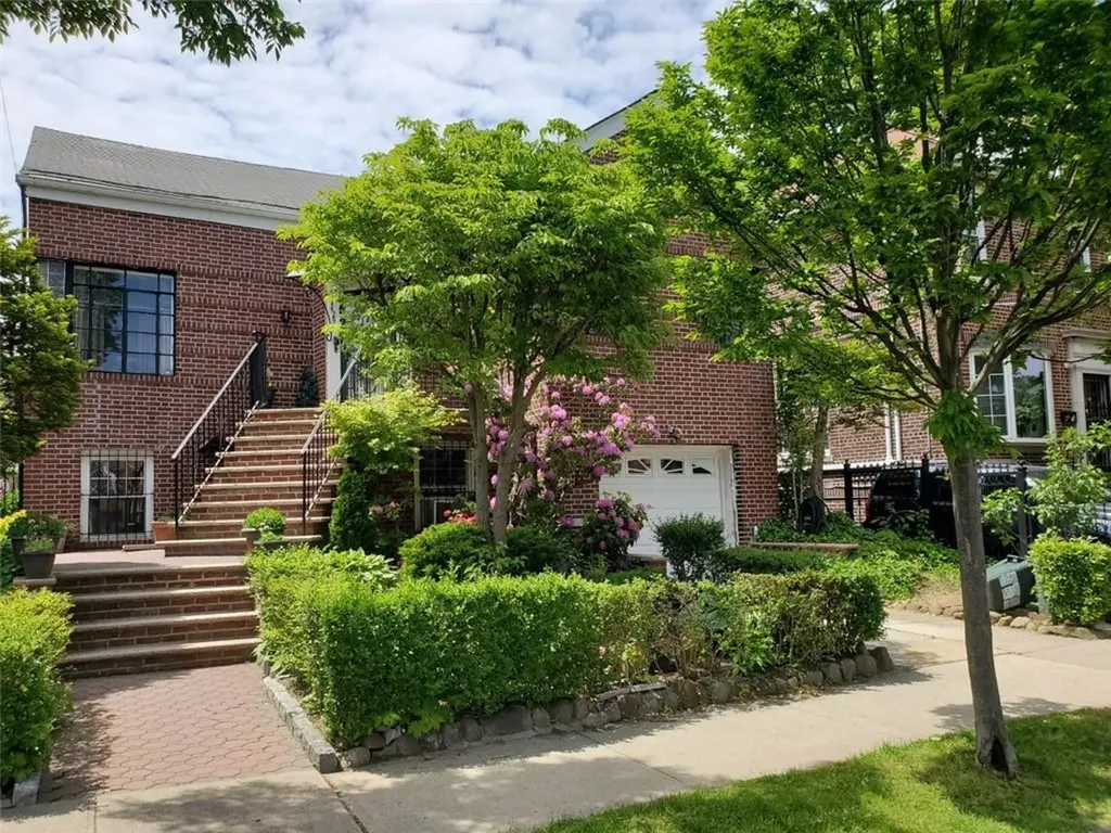 2425 Laconia Avenue Bronx NY 10469