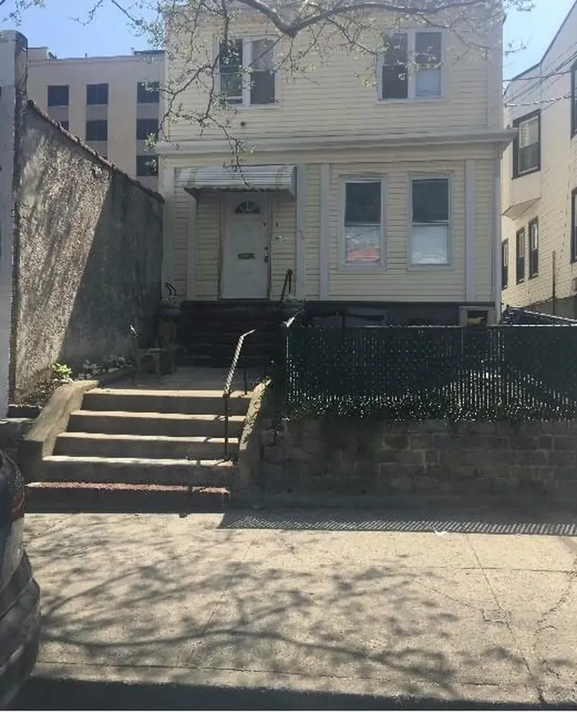 684 E 237th Street Bronx NY 10466