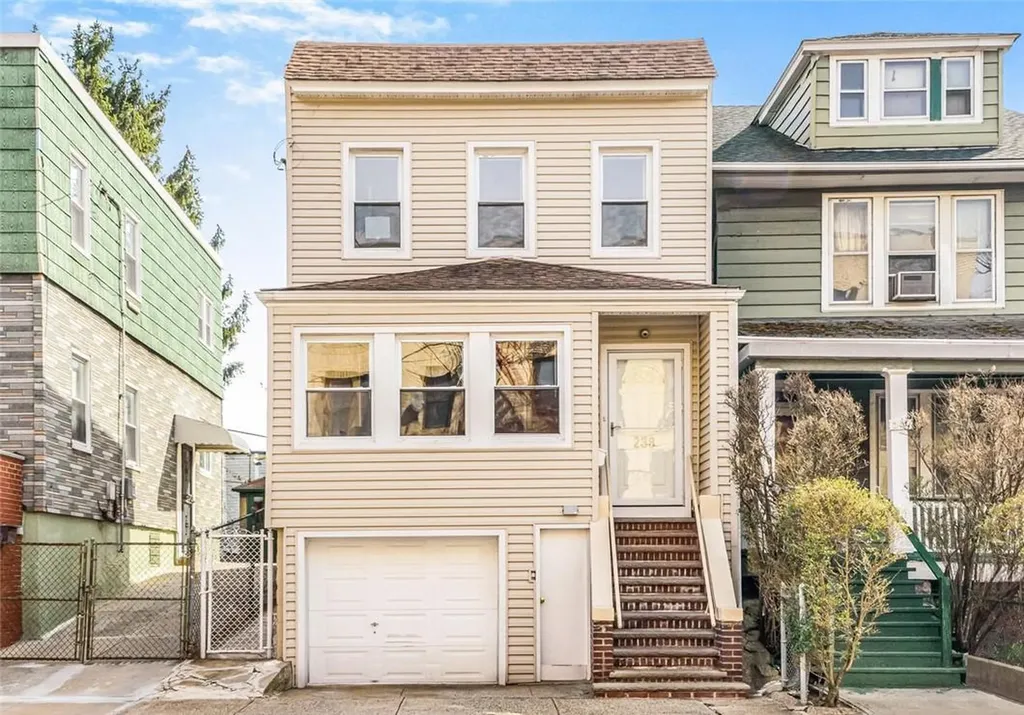 238 E 207th Street Bronx NY 10467