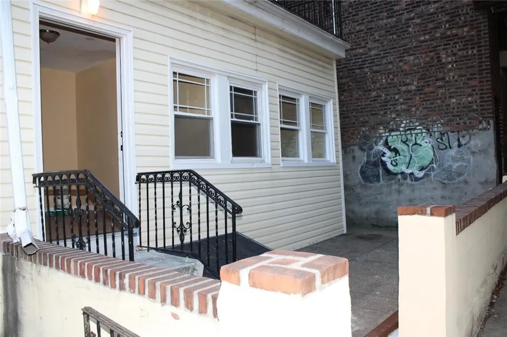 191 Graham Place Bronx NY 10462