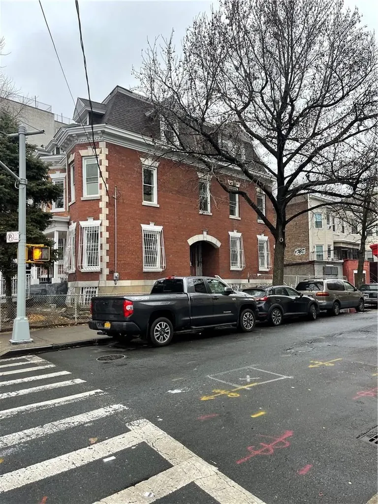 371 E 198th Street Bronx NY 10458