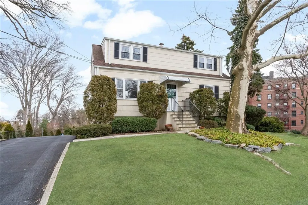 1 Blossom Terrace Larchmont NY 10538
