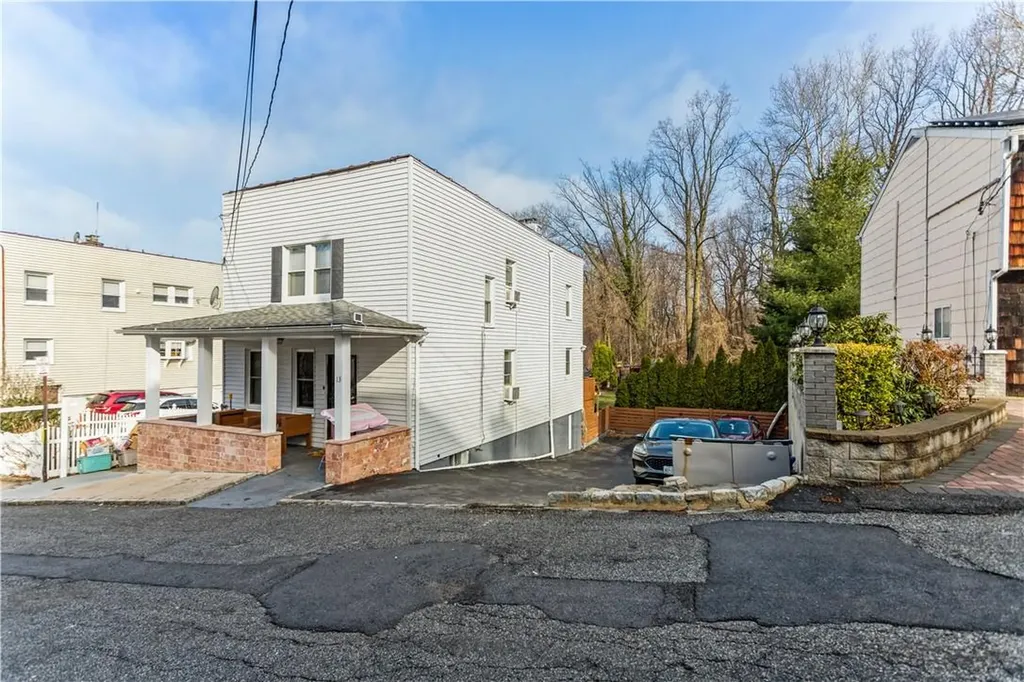 13 Inwood Place New Rochelle NY 10801