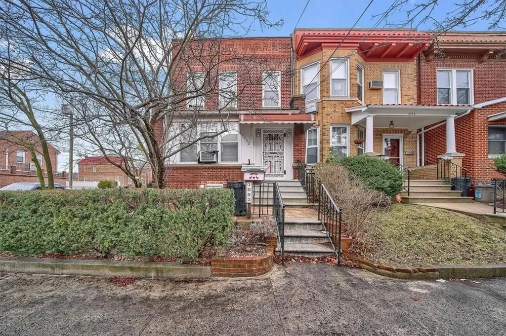 1092 Lydig Avenue Bronx NY 10461
