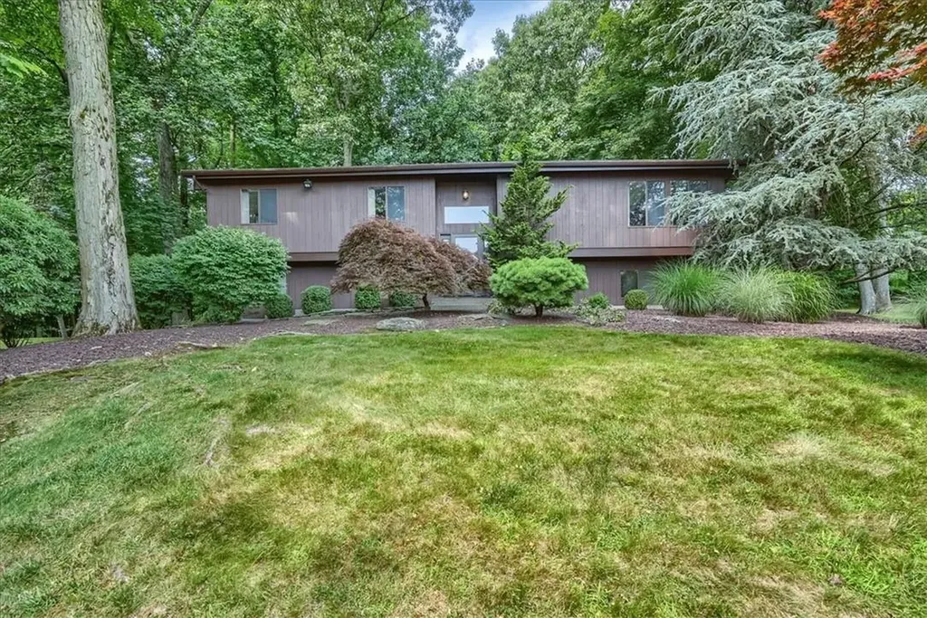 9 Apple Court Nanuet NY 10954