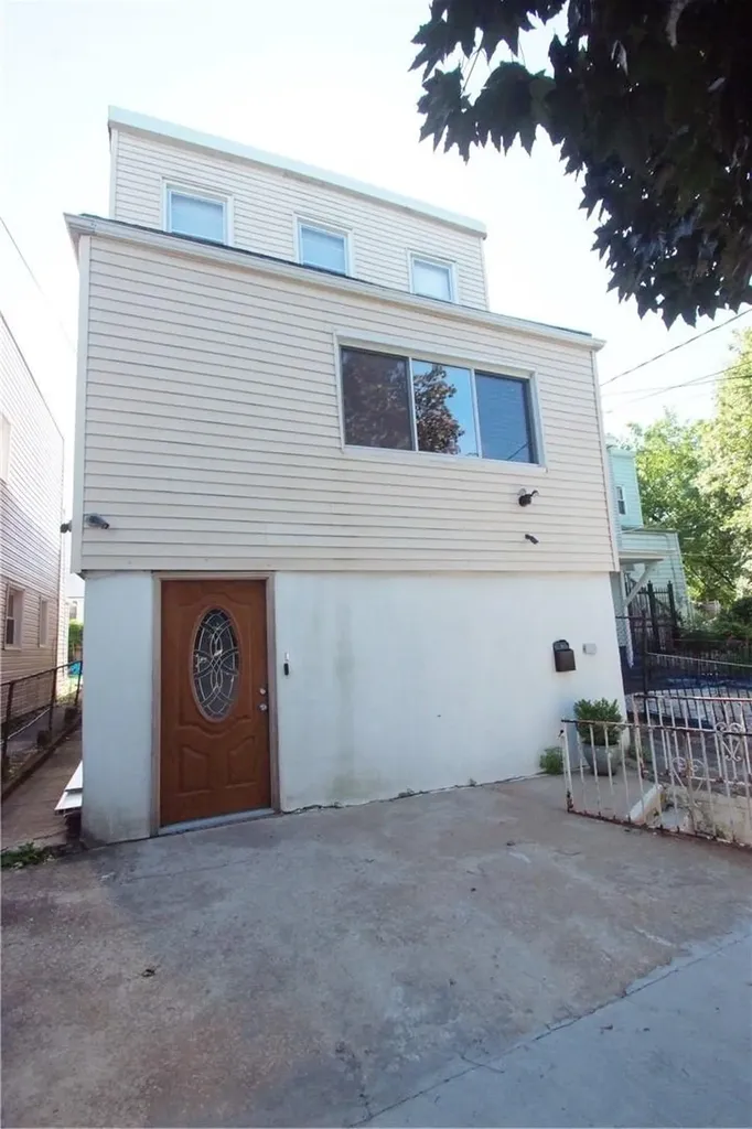 1324 E 222nd Street Bronx NY 10469