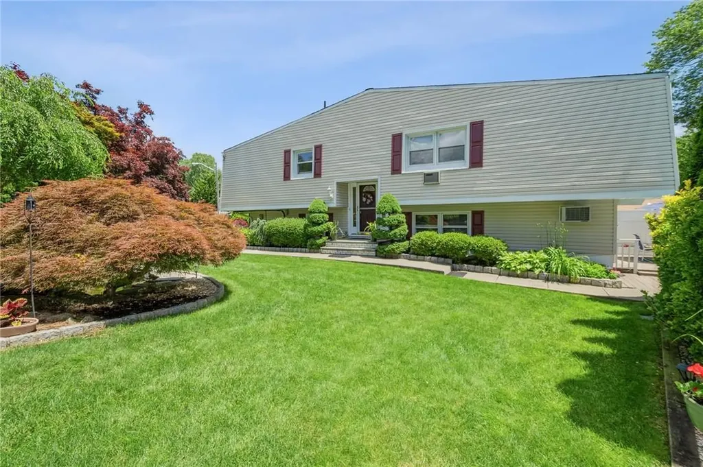 10 Vailshire Circle Nanuet NY 10954