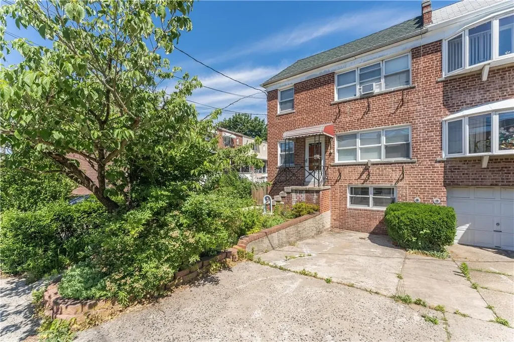 2915 Milton Place Bronx NY 10465