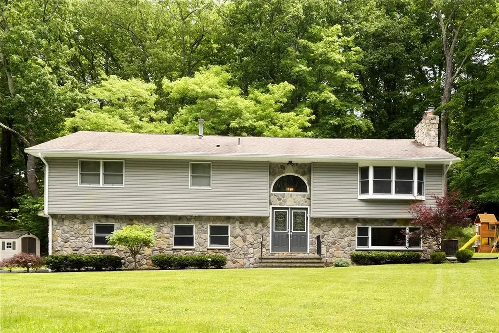 8 Steinway Court Suffern NY 10901