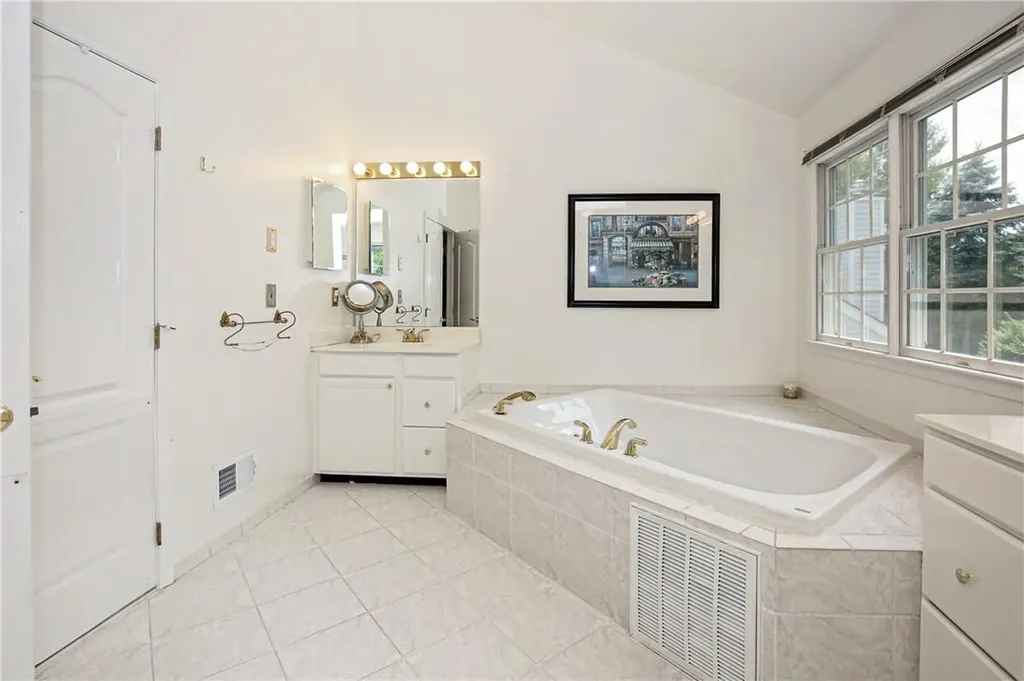 10 Pebble Beach Lane White Plains NY 10605