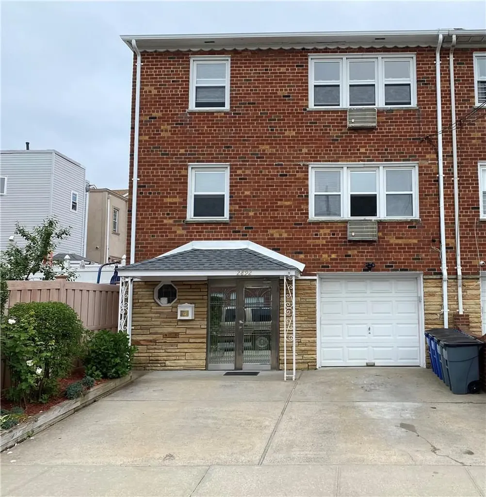 2892 E 195th Street Bronx NY 10461
