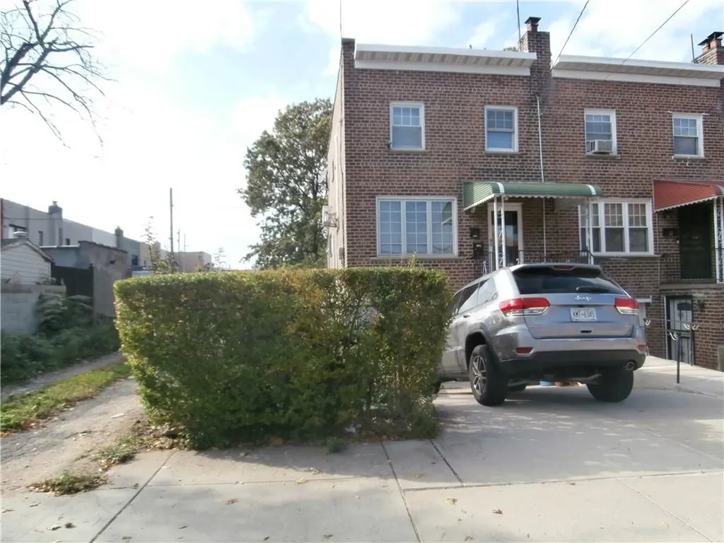 3877 Paulding Avenue Bronx NY 10469