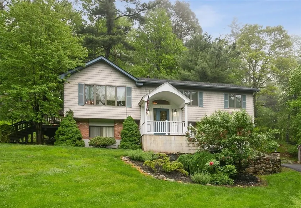 64 Queens Way Mahopac NY 10541