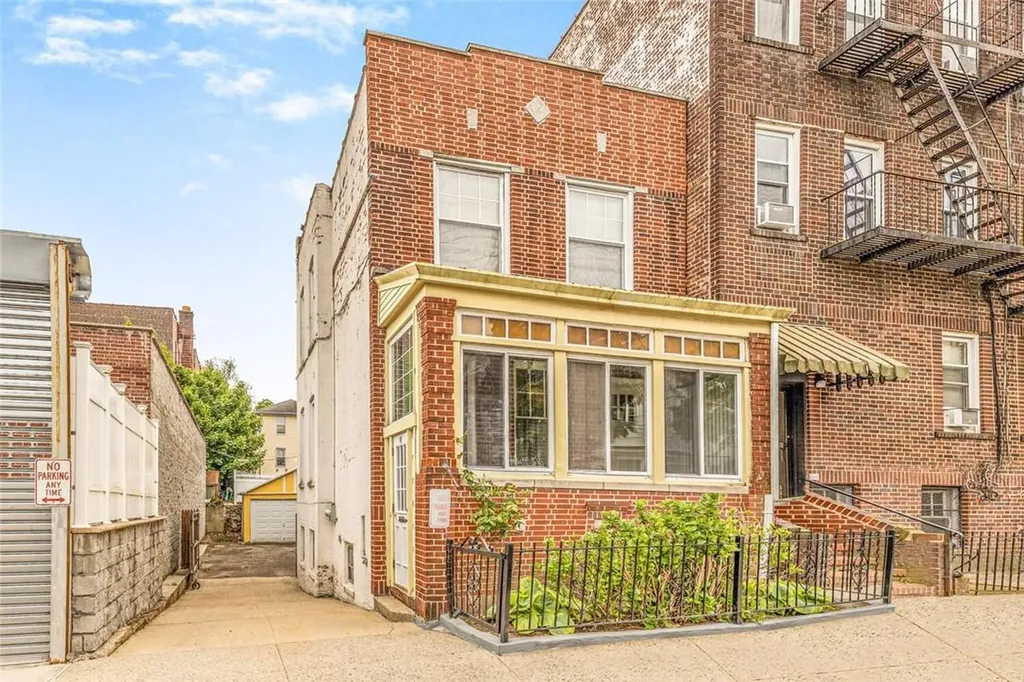 276 E 235th Street Bronx NY 10470