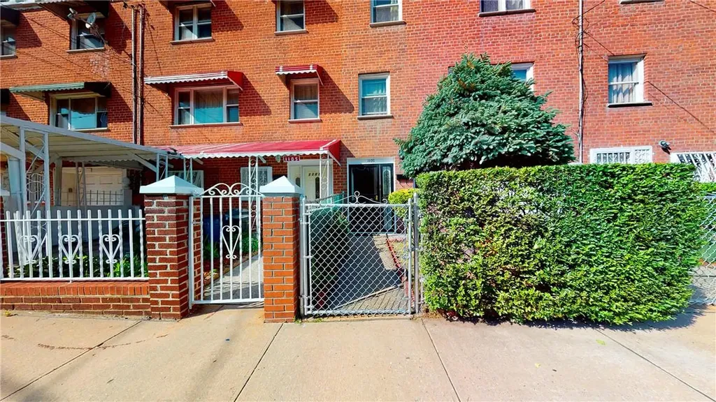 1107 E 221st Street Bronx NY 10469