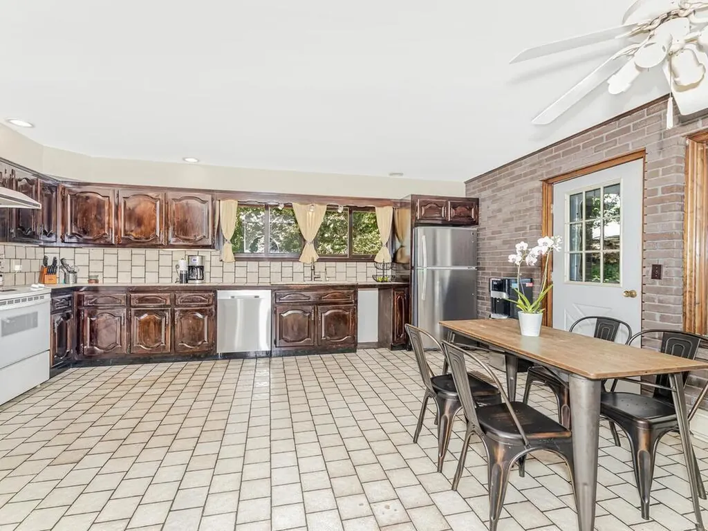 60 Queens Way Mahopac NY 10541