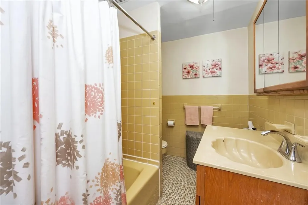 4347 Martha Avenue Bronx NY 10470