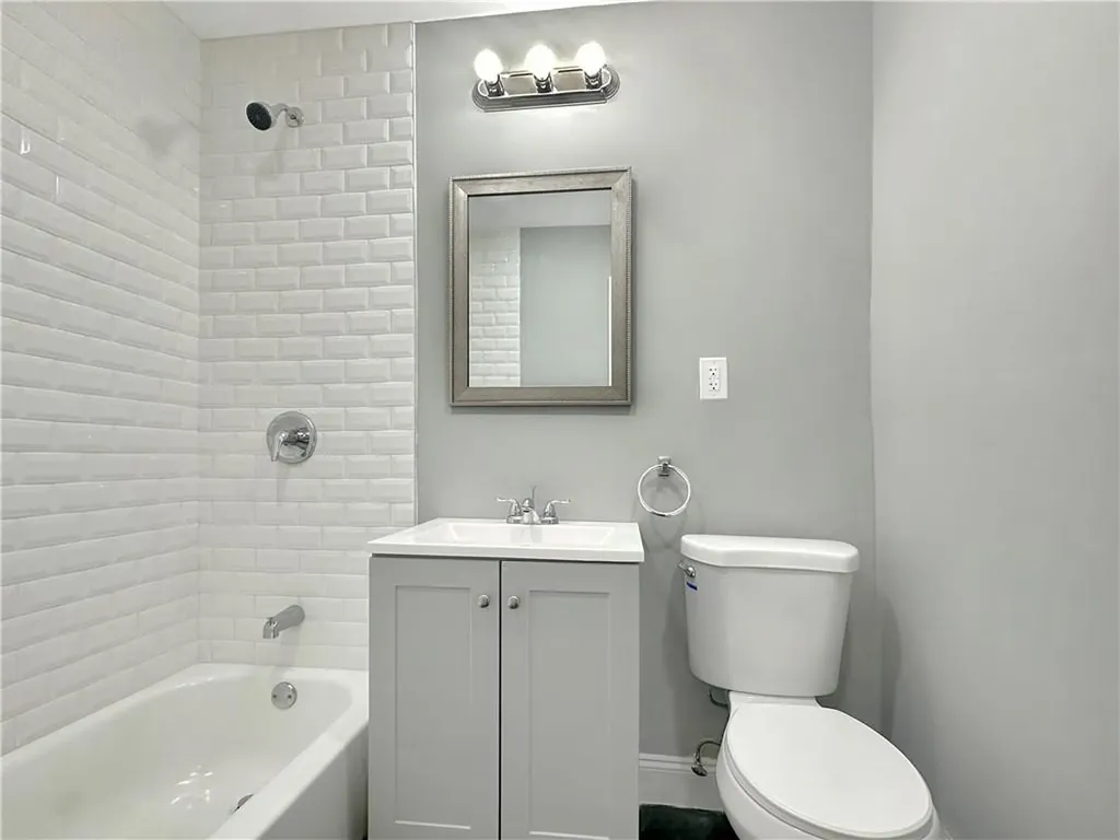 823 E 215th Street Bronx NY 10467