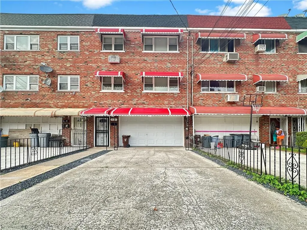 823 E 215th Street Bronx NY 10467