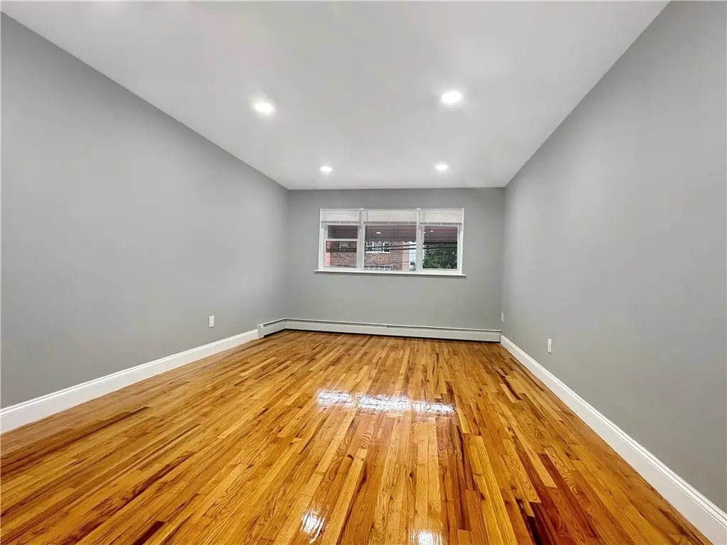823 E 215th Street Bronx NY 10467