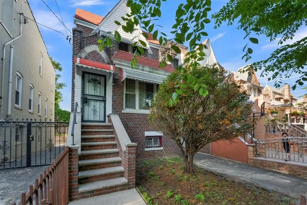 1013 E 227th Street Bronx NY 10466