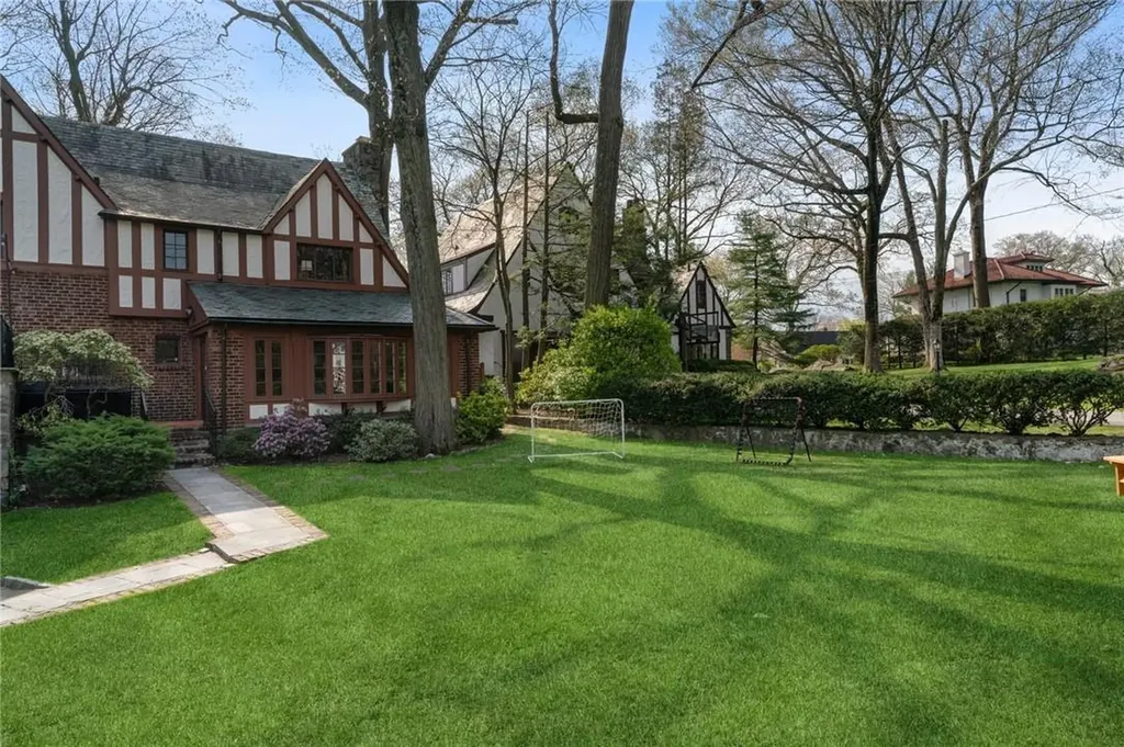 27 Bretton Road Scarsdale NY 10583