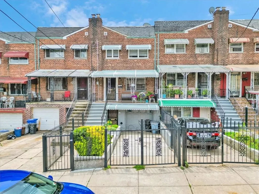 1048 E 216th Street Bronx NY 10469