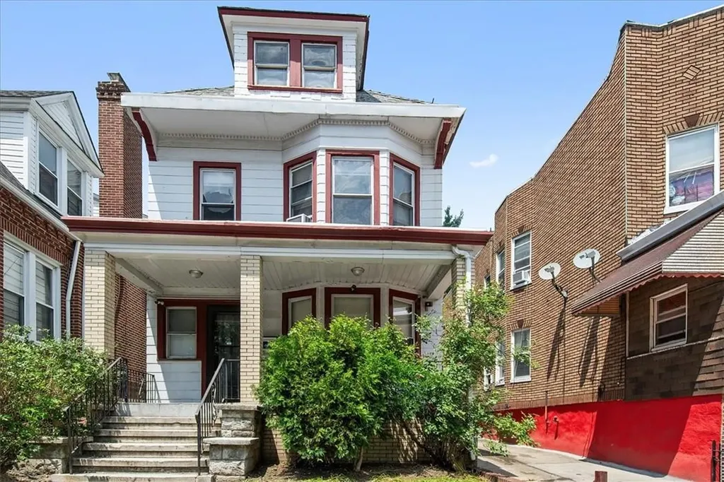 297 E 206th Street Bronx NY 10467
