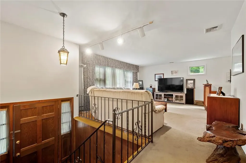 94 Smith Hill Road Airmont NY 10952
