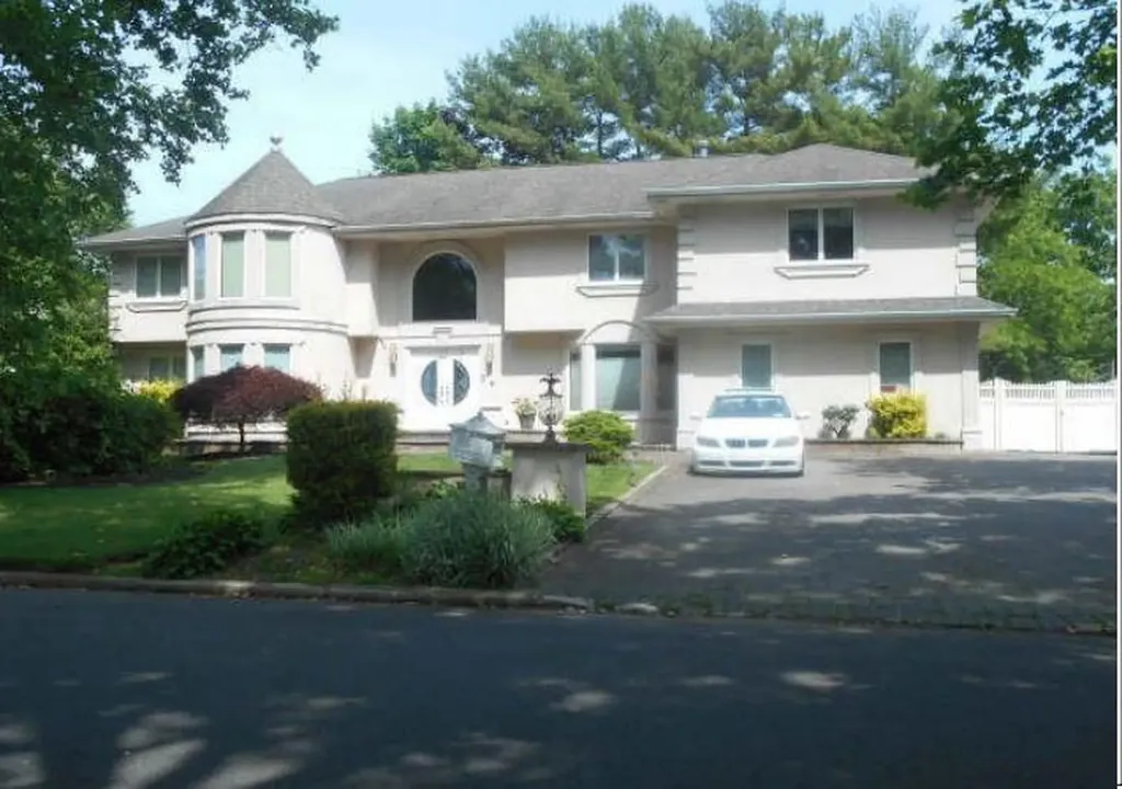 35 Bonaire Drive Dix Hills NY 11746