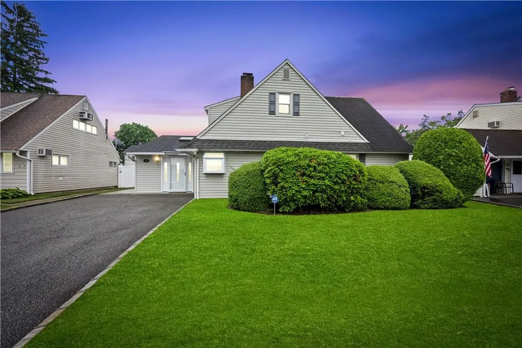 38 Merry Lane Westbury NY 11590
