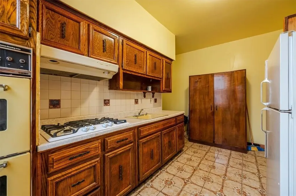 417 Hawthorne Street Brooklyn NY 11203