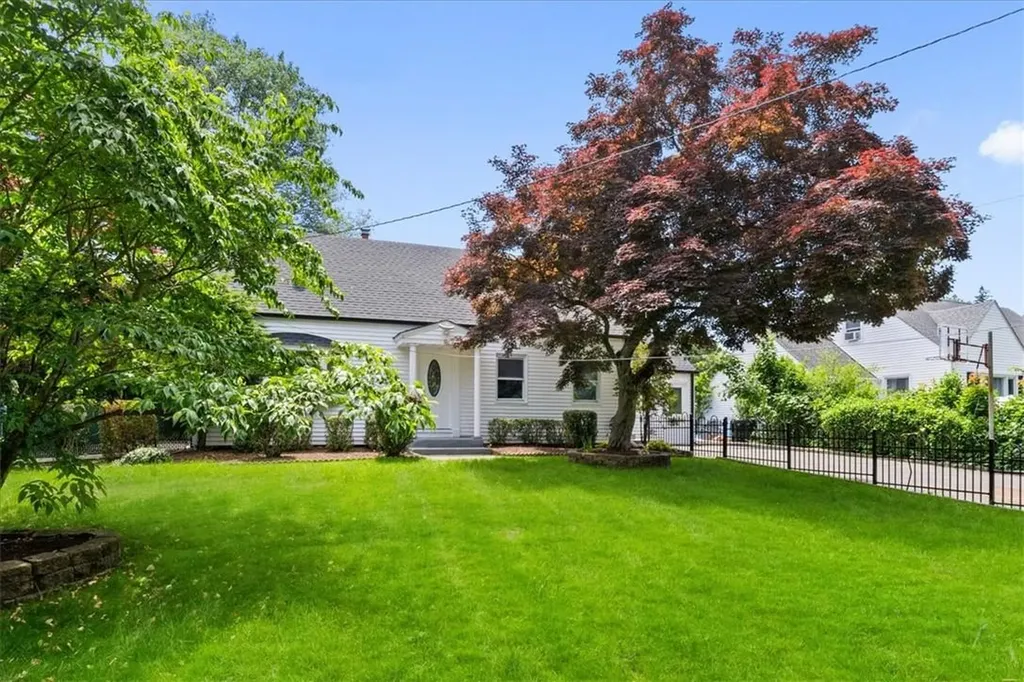 8 E Maple Street Valhalla NY 10595