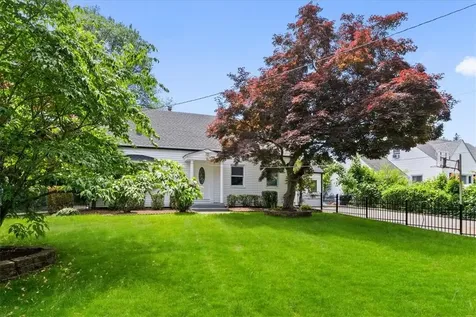 8 E Maple Street Valhalla NY 10595