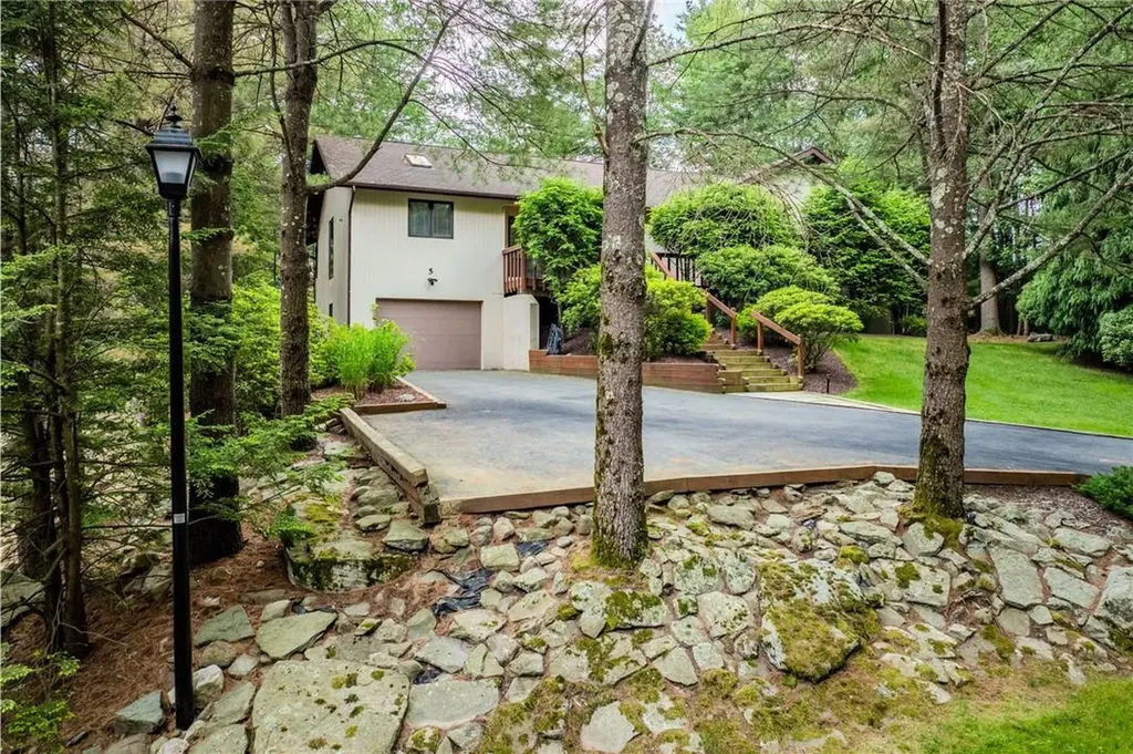 5 Buckingham Circle Rock Hill NY 12775