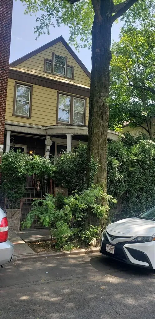 24 Fort Charles Place Bronx NY 10463