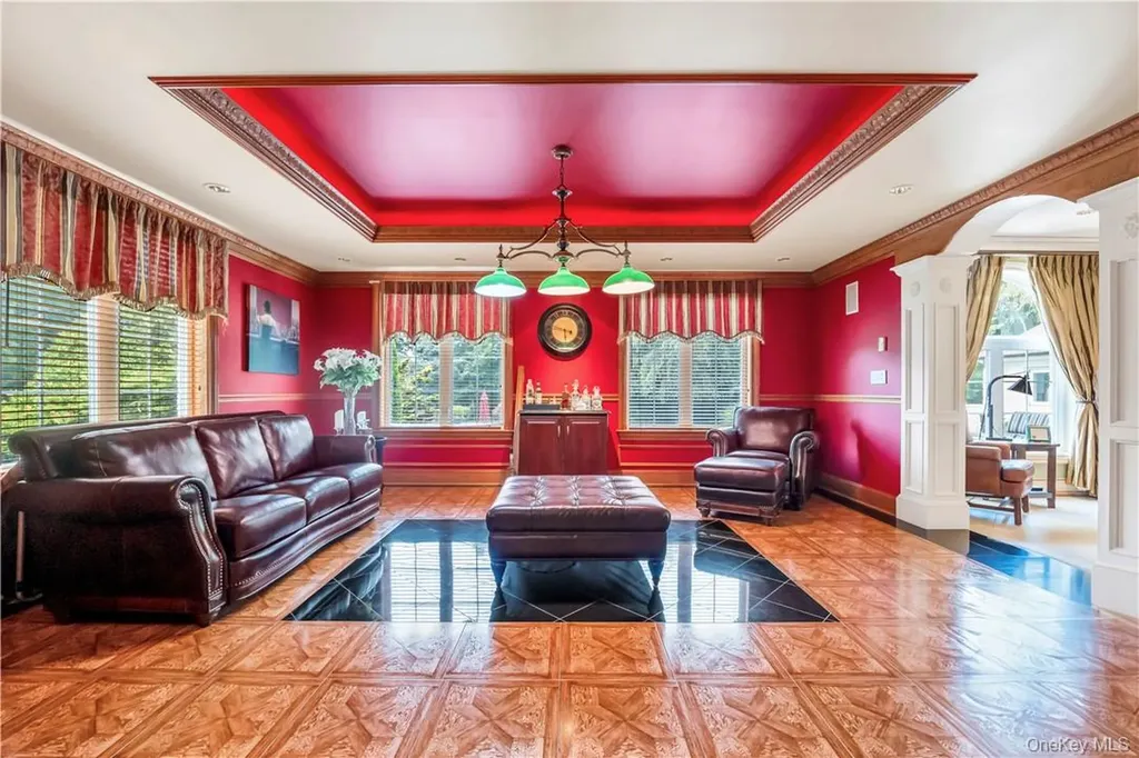 4 Old Wagon Lane Old Westbury NY 11568