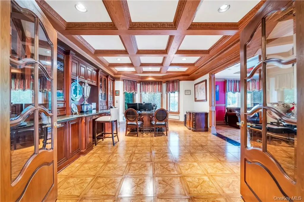 4 Old Wagon Lane Old Westbury NY 11568