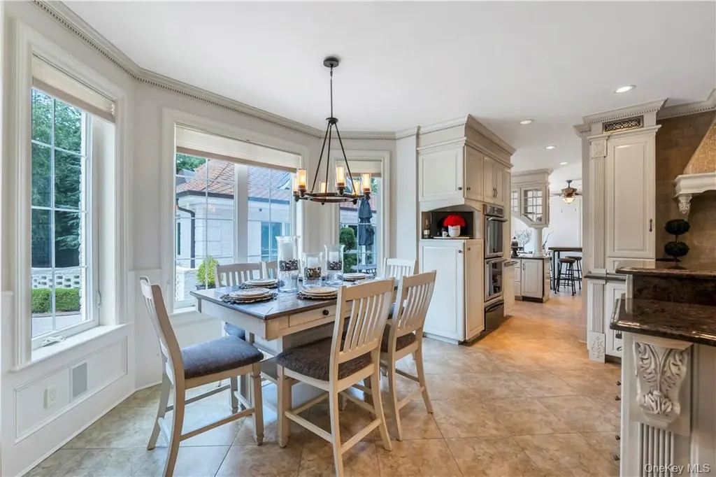 4 Old Wagon Lane Old Westbury NY 11568