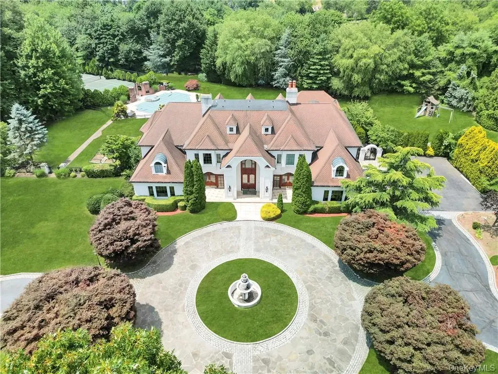 4 Old Wagon Lane Old Westbury NY 11568