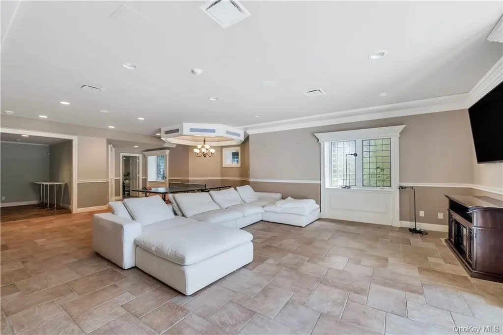 4 Old Wagon Lane Old Westbury NY 11568