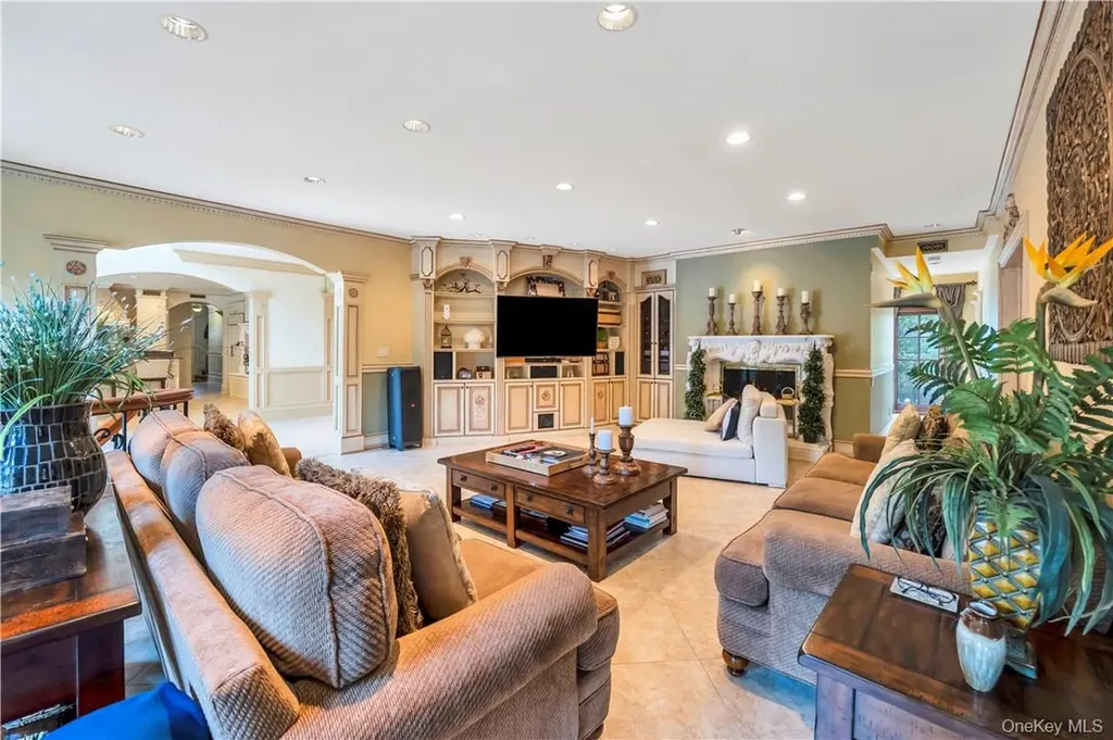 4 Old Wagon Lane Old Westbury NY 11568