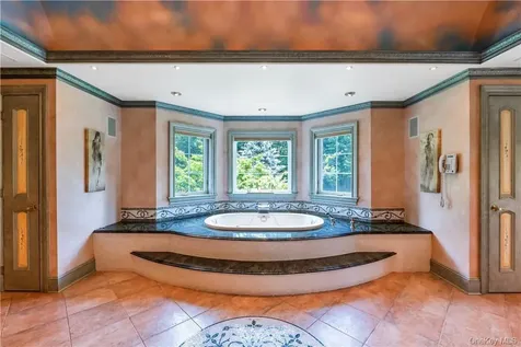 4 Old Wagon Lane Old Westbury NY 11568