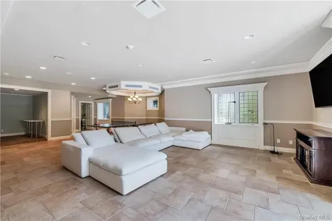 4 Old Wagon Lane Old Westbury NY 11568