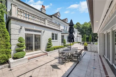 4 Old Wagon Lane Old Westbury NY 11568