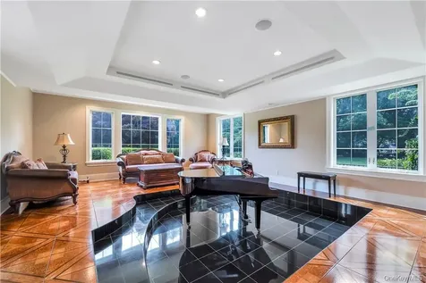 4 Old Wagon Lane Old Westbury NY 11568